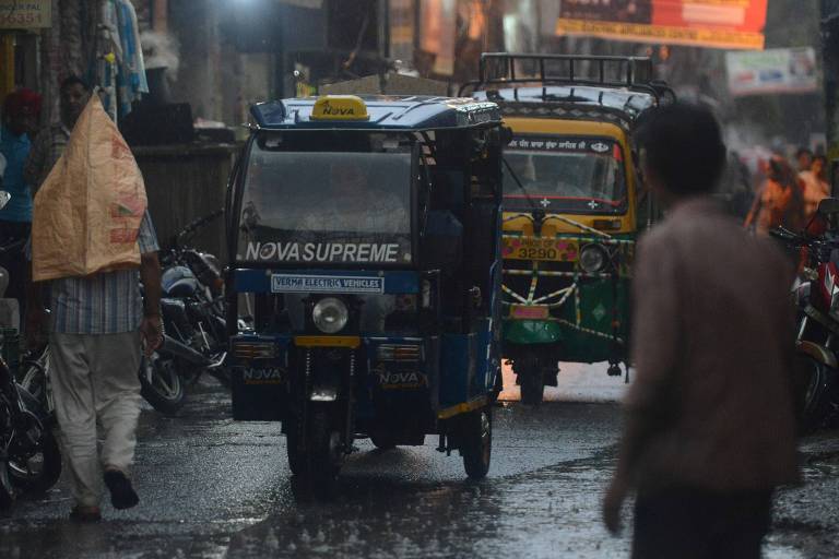 Moradores da Índia sob chuva
