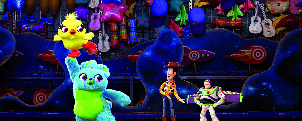 Cena do filme 'Toy Story 4': Patinho, Ursinho, Woody e Buzz

