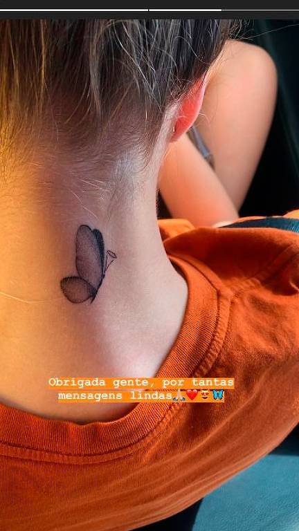 uma borboleta tatuada na nuca