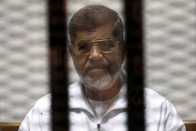 Mursi em uma jaula durante seu julgamento, em foto de 2014