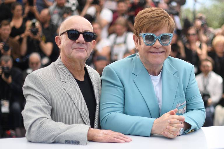 'Que fase incrível, e que quase desastre foi aquilo', diz Elton John sobre o passado