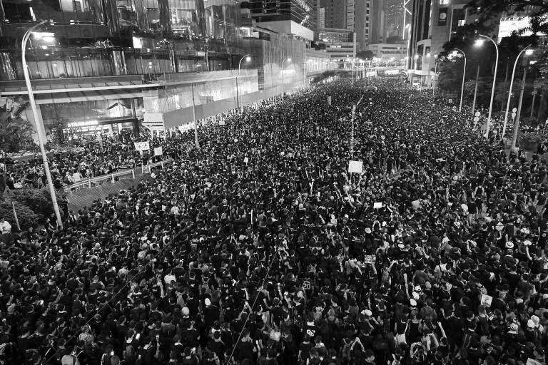 Manifestantes participam de ato em Hong Kong no último domingo (16)
