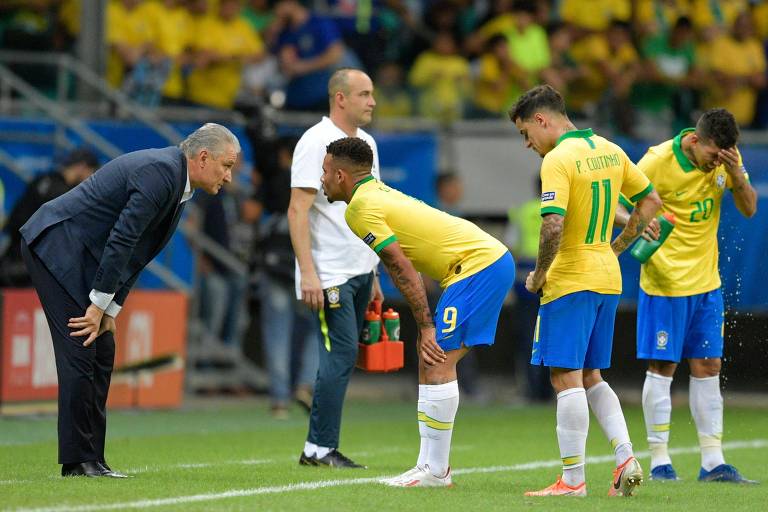 Tite dá instruções a Gabriel Jesus durante empate contra a Venezuela na Arena Fonte Nova