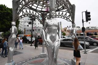 Thief saws off Marilyn Monroe statue  in Hollywood