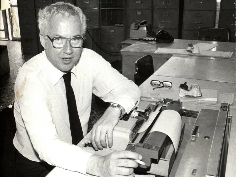  O jornalista Paulo Francis, posa para foto com seu cigarro e máquina de escrever, em 1986