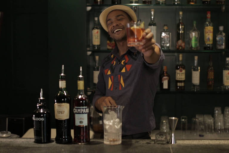 Bartender Laércio Zulu faz um negroni clássico no bar Candeeiro