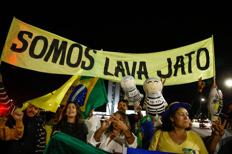 Grupo de manifestantes comemora a condenação do ex-presidente Lula, em frente ao Congresso, em 2017