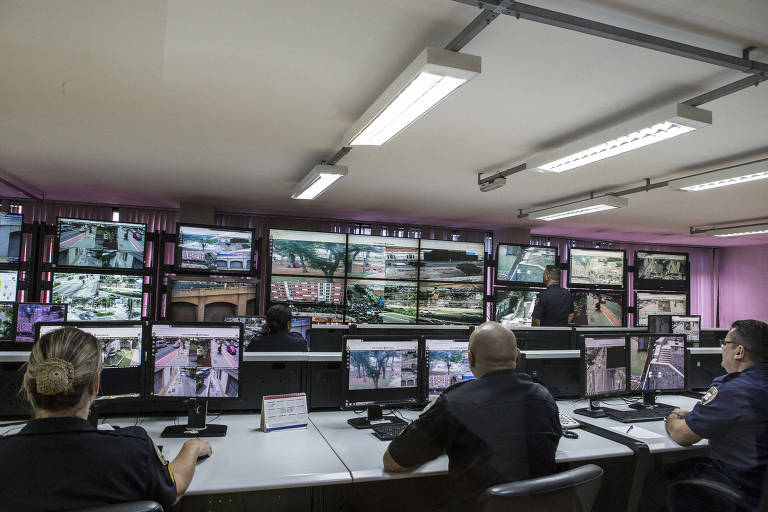 Sala de monitoramento na base da GCM (Guarda Civil Municipal), em São Paulo