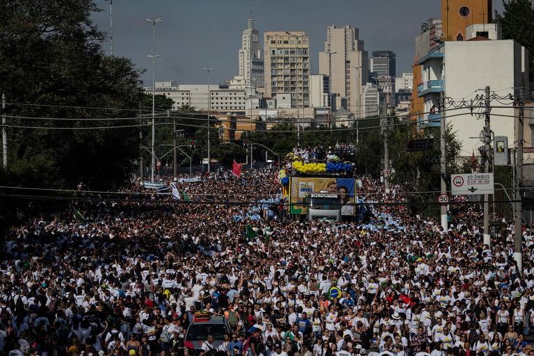 Pessoas participam da edição de 2019 da Marcha para Jesus, em São Paulo 