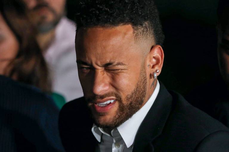 Neymar após prestar depoimento sobre a acusação de estupro na Delegacia da Mulher em São Paulo