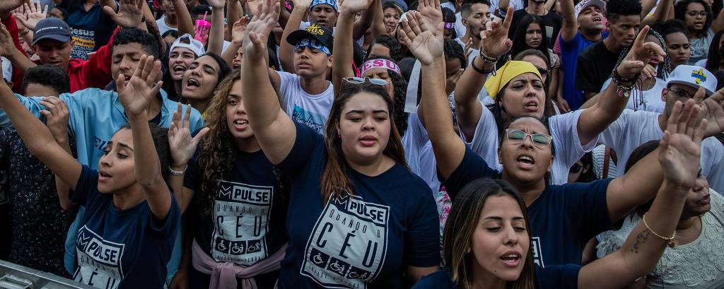 Público assiste show durante a Marcha para Jesus, em São Paulo
