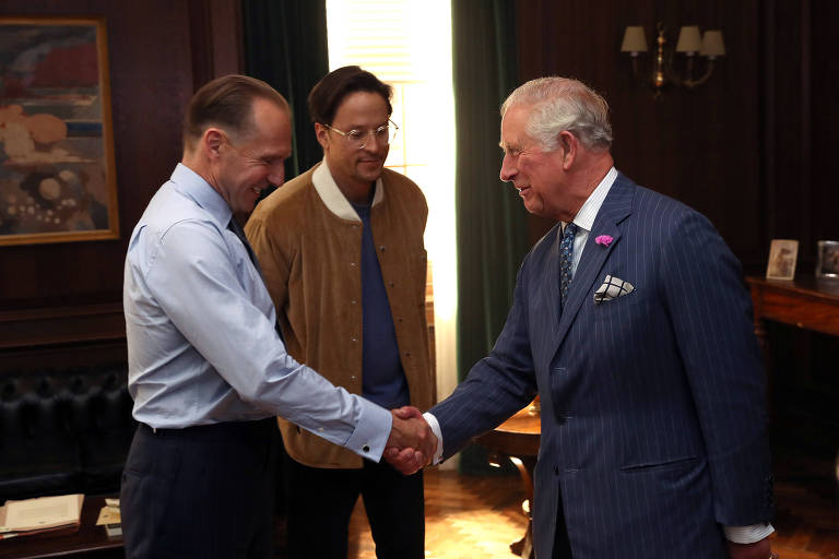 Príncipe Charles visita elenco de novo filme de 007