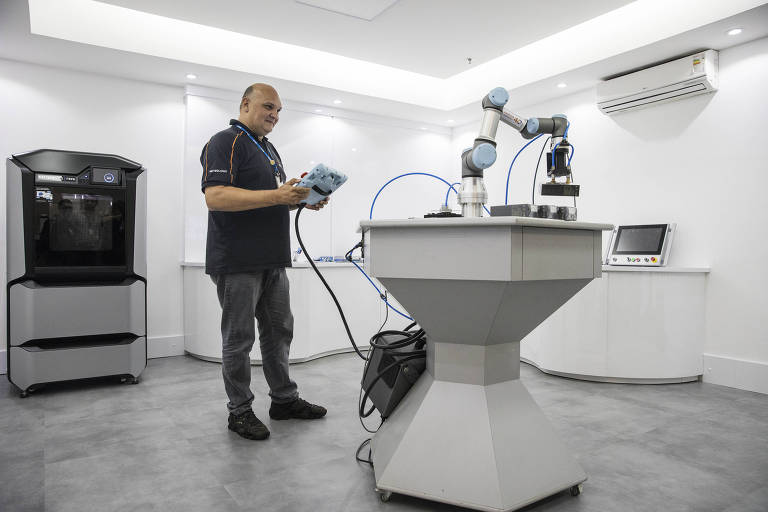 Analista de manutenção, Tarcisio Gobbo,43, testa robô colaborativo para carregar pequenas embalagens no laboratório 4.0 da Natura