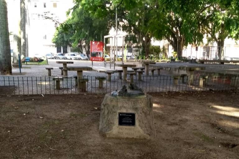 Estátua do escoteiro que foi serrado na altura dos tornozelos na praça do Russel, no Rio