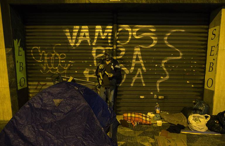 Pessoas dormem na rua na praça da Sé
