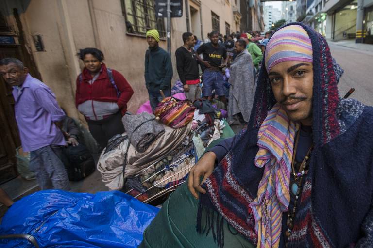 Fila no Chá do Padre, onde são distribuídas senhas para o almoço
