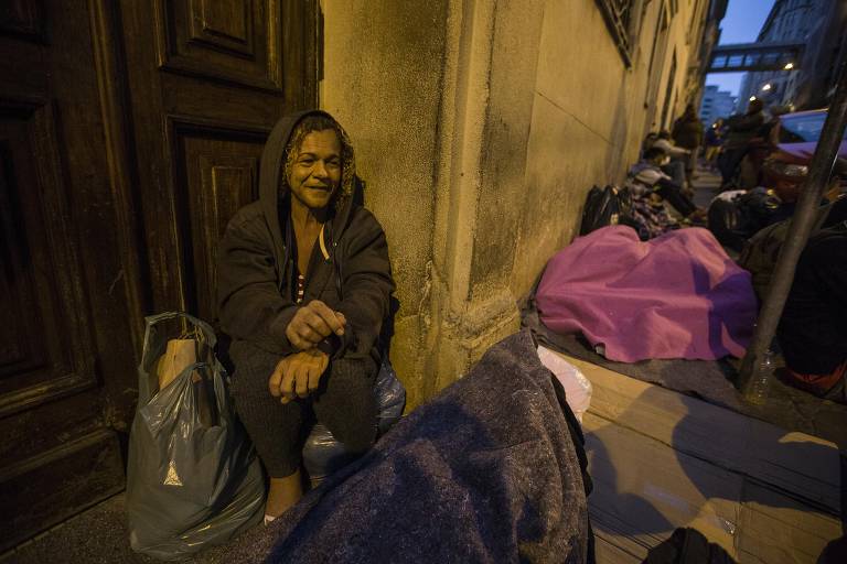 Fila no Chá do Padre, onde são distribuídas senhas para o almoço