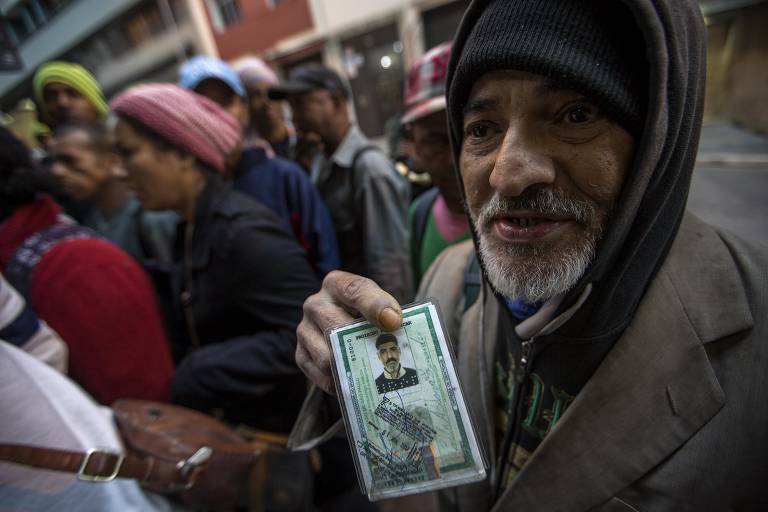 Carlos Fernandes espera o Chá do Padre, na rua Riacheulo,
no centro, onde frades franciscanos distribuem refeições