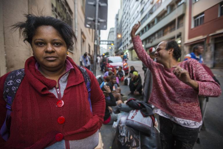 Fila no Chá do Padre, onde são distribuídas senhas para o almoço