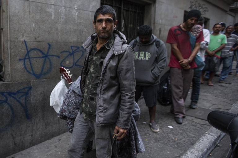 Fila no Chá do Padre, onde são distribuídas senhas para o almoço