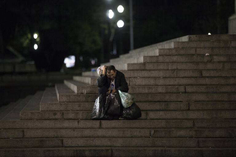 Morador de rua na praça da Sé