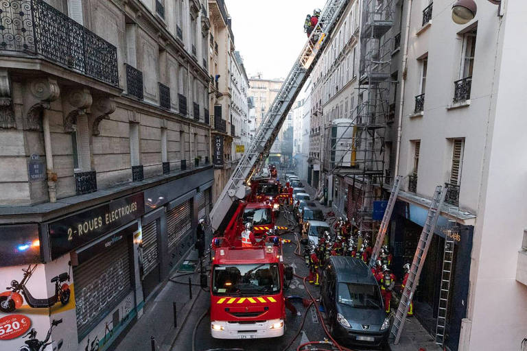 Três pessoas morreram em incêndio no centro de Paris
