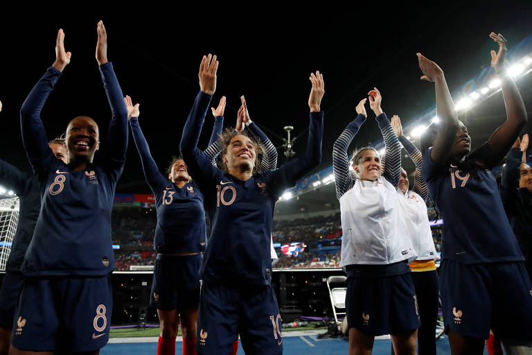 Francesas celebram a vitória sobre a Coreia com os torcedores no Parc des Princes