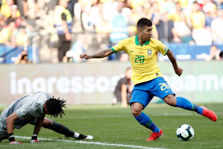 O brasileiro Roberto Firmino dribla o goleiro Pedro Gallese para marcar o segundo gol da seleção contra o Peru, durante goleada por 5 a 0 na fase de grupos da Copa América