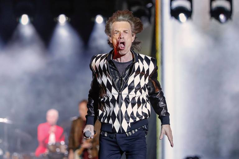 Após cirurgia, Mick Jagger volta aos palcos como se nada tivesse acontecido