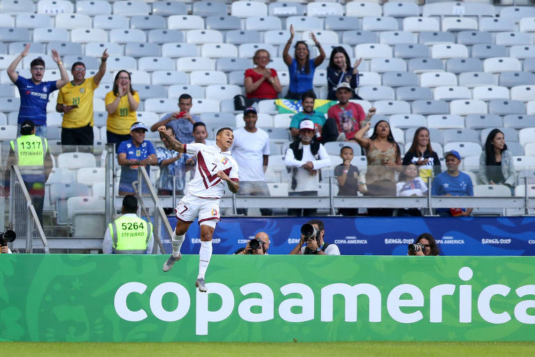 Darwin Machis comemora o primeiro gol da Venezuela contra a Bolívia no Mineirão com pequeno público