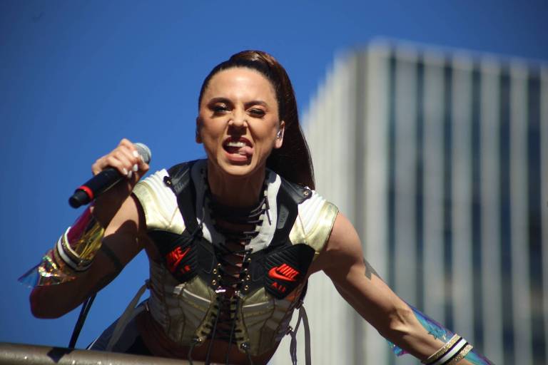 Mel C, das Spice Girls, canta na Parada Gay, em São Paulo