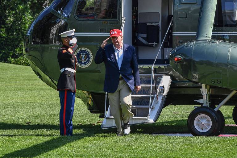 O presidente americano, Donald Trump, deixa helicóptero no jardim da Casa Branca neste domingo (23) 