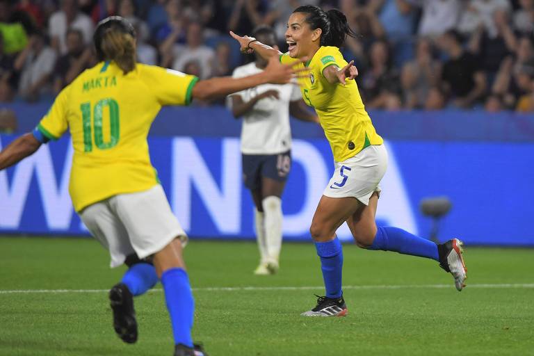 Thaisa (à dir.) comemora o gol do Brasil nas oitavas de final contra a França