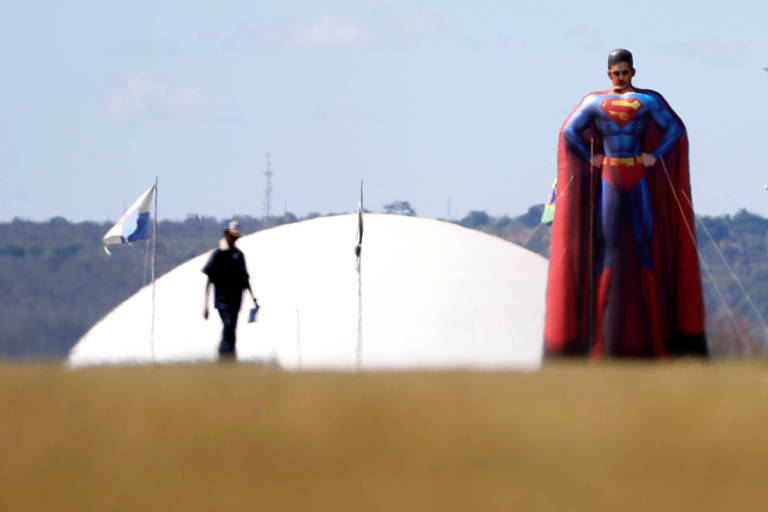 Boneco inflável mostrando Sergio Moro como Super-Homem é colocado em frente ao Congresso