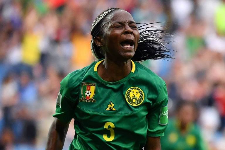 A atacante de Camarões Ajara Nchout comemora o seu gol no último lance na partida contra a Nova Zelândia, que classificou o país às oitavas de final da Copa do Mundo feminina.