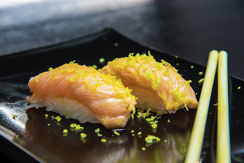 Aoyama - Niguiri de salmão maçaricado com raspas de limão siciliano