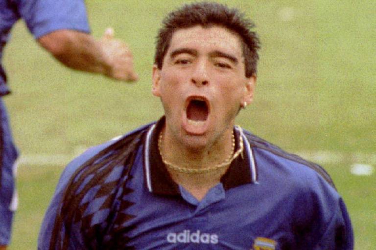Diego Maradona grita ao comemorar seu gol contra a Grécia, que seria o último marcado por ele em Copas do Mundo