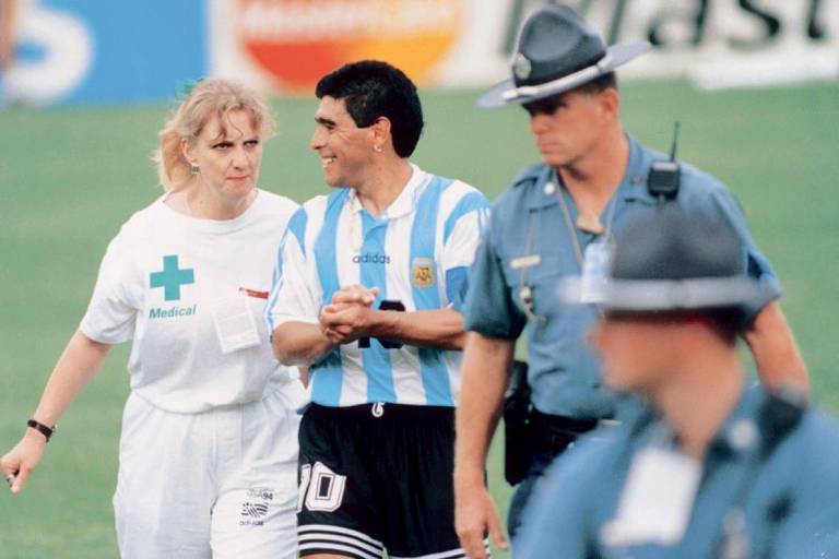 Maradona sai de estádio para controle antidoping