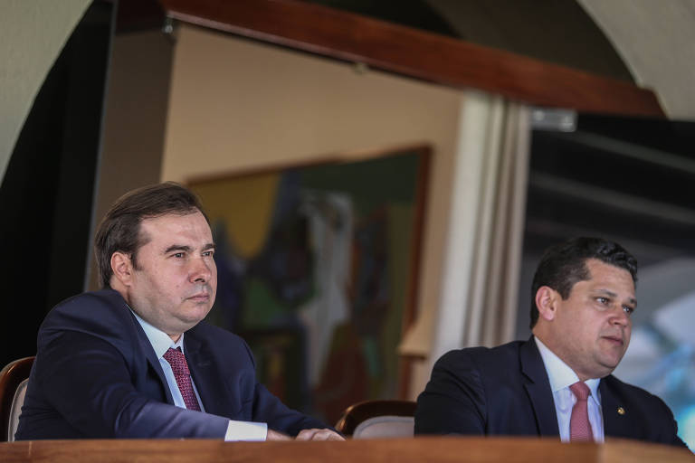 Os presidentes da Câmara, Rodrigo Maia, e do Senado, Davi Alcolumbre, durante entrevista à Folha, neste mês
