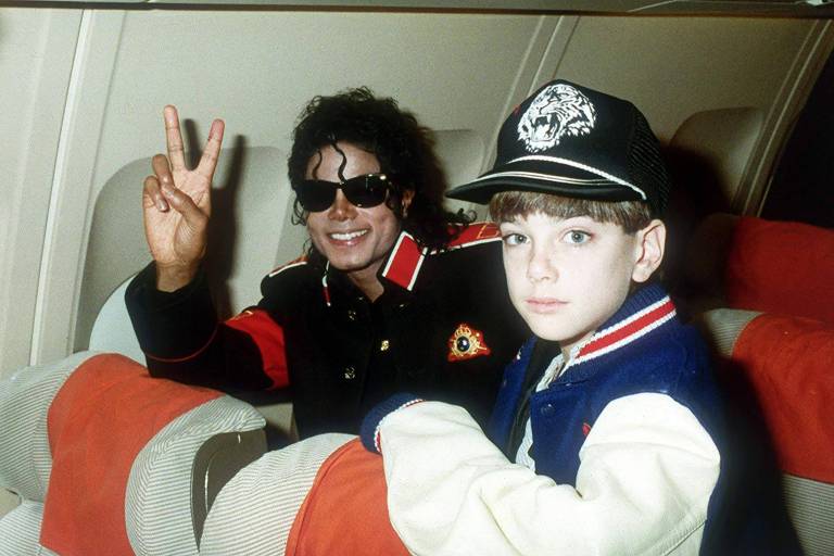 Michael Jackson e Jimmy Safechuck em cena de "Leaving Neverland" (2019)