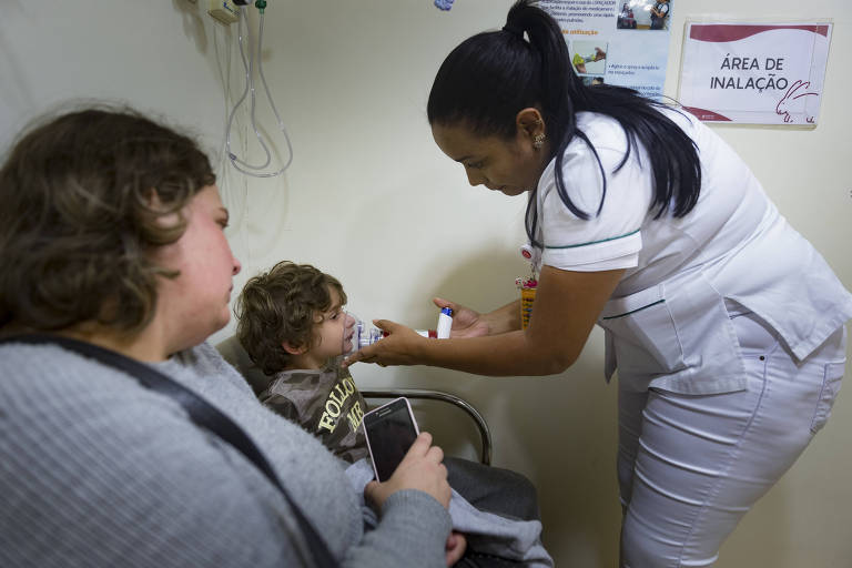 O menino Vitor faz inalação no Hospital Infantil Menino Jesus, na Bela Vista, região central de são Paulo