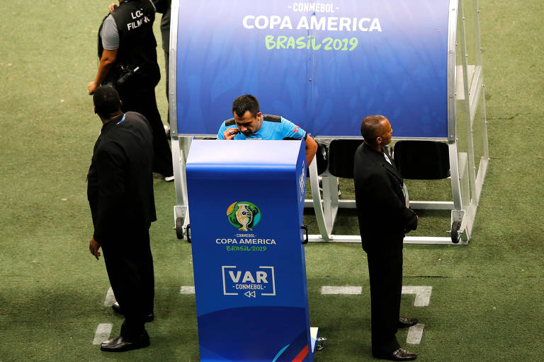 Árbitro Julio Bascuñan analise lance durante partida entre Brasil e Venezuela pela Copa América