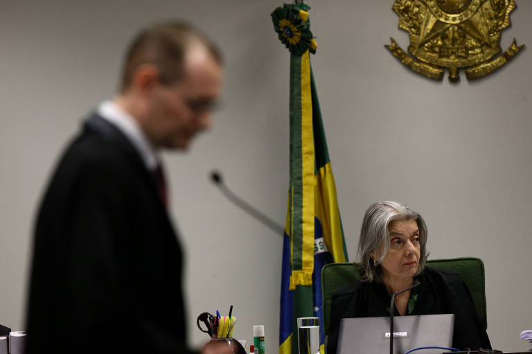 A ministra Cármen Lúcia e o advogado de Lula, Cristiano Zanin, em sessão do STF (Supremo Tribunal Federal)
