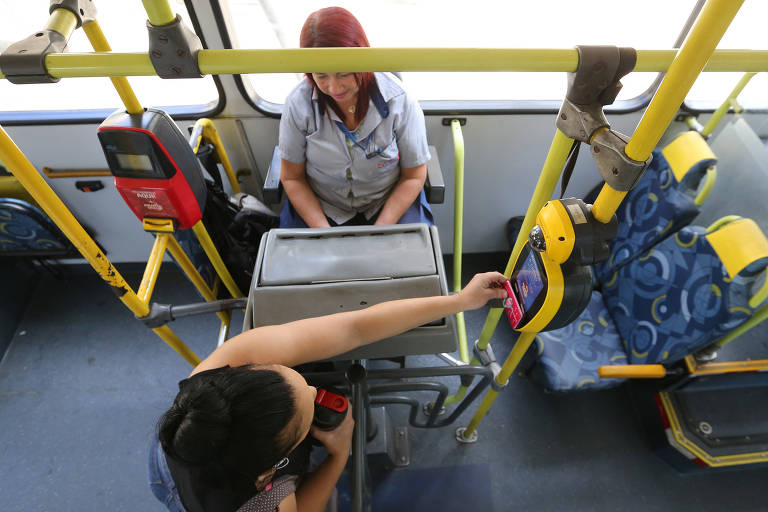 Usuário do Bilhete Único no transporte público em São Paulo