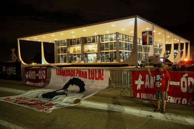 Manifestantes pró-Lula lamentam a decisão da 2ª turma do STF de manter o ex-presidente preso