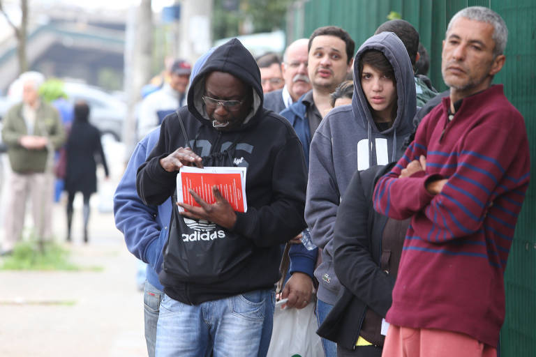 Segurados formam fila em agencia da Previdência no Glicério, na regiao central da cidade de São Paulo, durante as convocações para o pente-fino do INSS em 2016