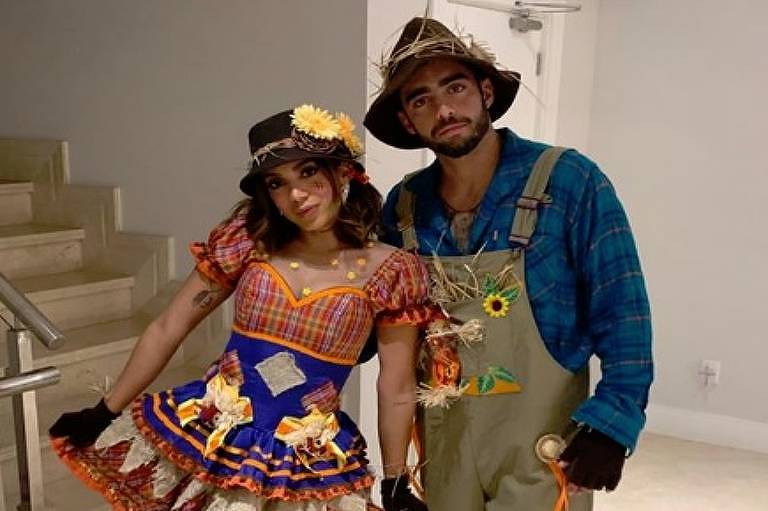 Anitta e Pedro Scooby vestidos para festa junina