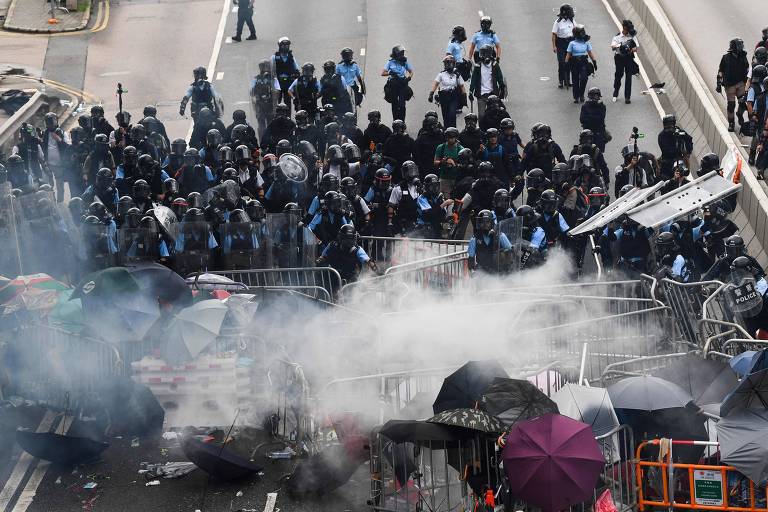 Polícia entra em conflito com manifestantes durante protesto contra projeto de lei de extradição em Hong Kong