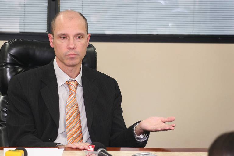 O juiz federal Fausto Martin De Sanctis em entrevista na qual anunciou que sairia em férias, na sala de audiência da 6ª Vara Criminal Federal de São Paulo. Abatido e com os olhos marejados, De Sanctis afirmou que não iria se intimidar diante de eventuais ameaças ou tentativas de desacreditar o seu trabalho. Ele mandou prender o banqueiro Daniel Dantas duas vezes a segunda vez, na tarde do mesmo dia em que o banqueiro havia saído, graças a um habeas corpus concedido pelo ministro do STF Gilmar Mendes