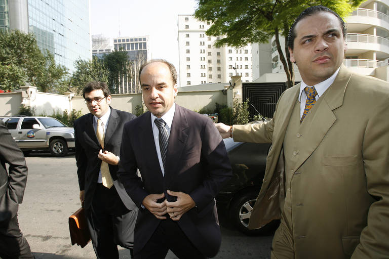 O executivo Humberto Braz, ao meio, chega, em agosto de 2008, para acompanhar depoimentos na Justiça Federal, em São Paulo. Ele foi acusado na Operação Satiagraha de tentar subornar delegado federal para não envolver o nome de Dantas e familiares em investigação